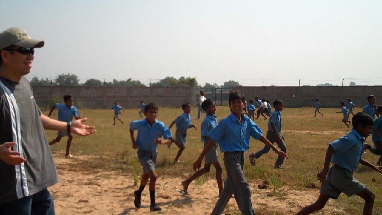 インドの子供たちとサッカー
